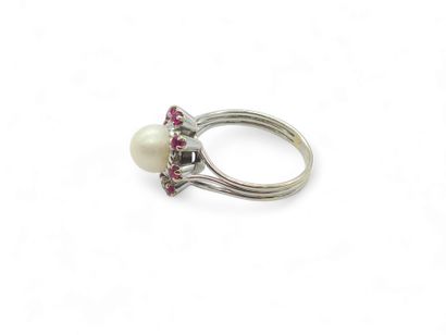 BAGUE en or blanc 750° ornée en son centre...