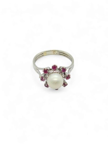 BAGUE en or blanc 750° ornée en son centre...