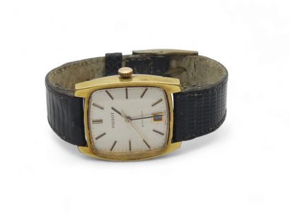 TISSOT
Montre en métal doré, cadran carré,...
