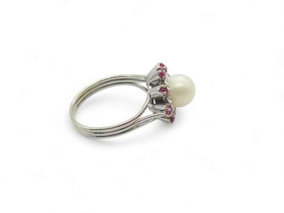 BAGUE en or blanc 750° ornée en son centre...