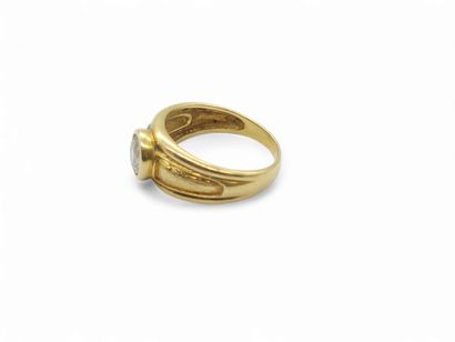 BAGUE en or jaune 750° et émail rouge ornée...