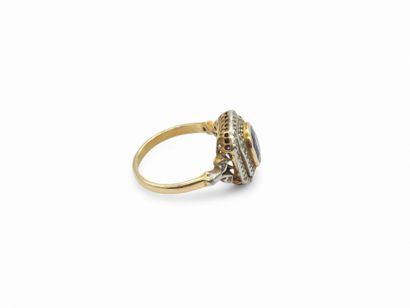 BAGUE en or deux tons 750° ornée d'un saphir...