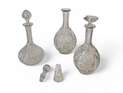 BACCARAT 
Deux carafes en cristal
H:26 cm...