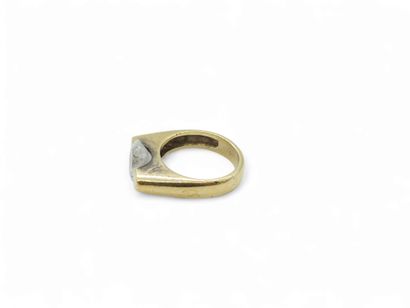 BAGUE en or jaune 750° ornée d'une pierre...