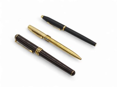 ENSEMBLE DE TROIS STYLOS comprenant :
Stylo...