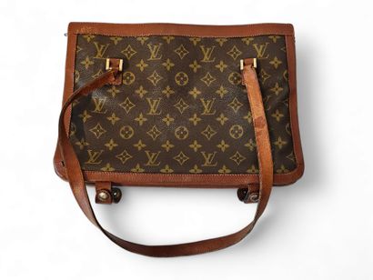 LOUIS VUITTON 
Sac à main à soufflet
Usu...