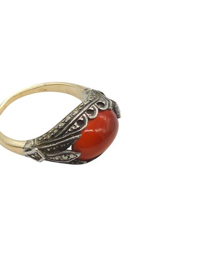 BAGUE en or et argent sertie d'un cabochon...