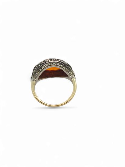 BAGUE en or et argent sertie d'un cabochon...