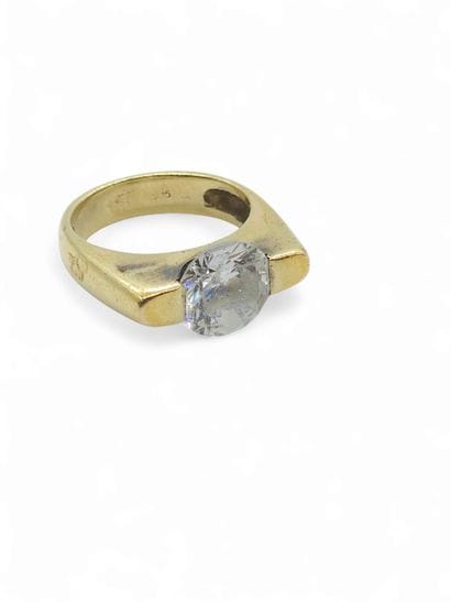 BAGUE en or jaune 750° ornée d'une pierre...