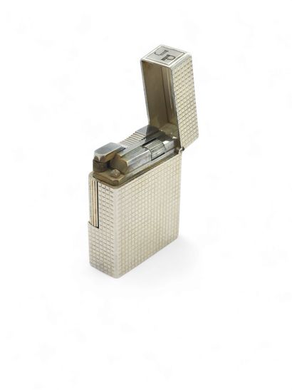 DUPONT
Briquet en métal à decor guilloché...