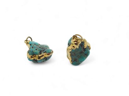 DEUX pendentifs de turquoises entourés d'or
Poids...