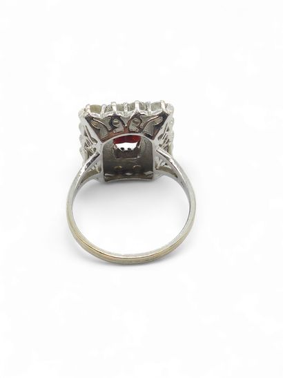BAGUE en or blanc 750° ornée en son centre...