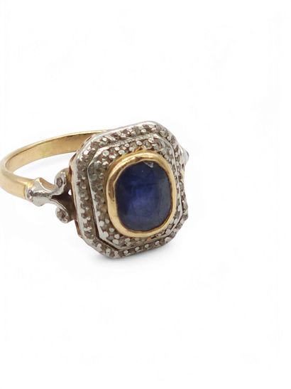 BAGUE en or deux tons 750° ornée d'un saphir...