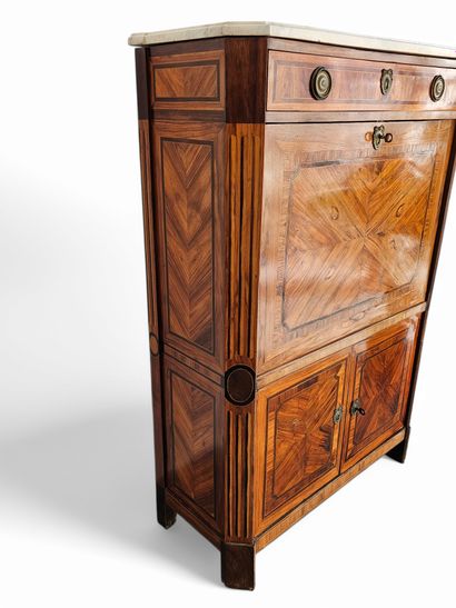 SECRETAIRE d’époque Louis XVI, estampillé...