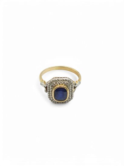 BAGUE en or deux tons 750° ornée d'un saphir...