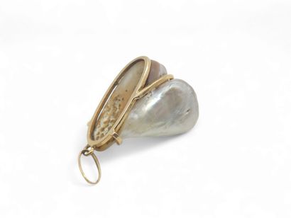 PENDENTIF en or jaune 750° ornée d'une perle...