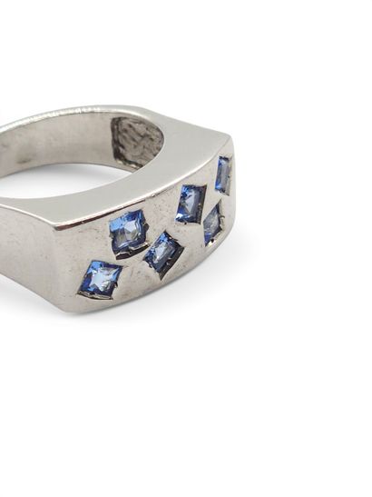 TRAVAIL Français moderne
Bague en argent...