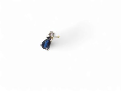 PAIRE de boucles d'oreilles en or gris 750°...