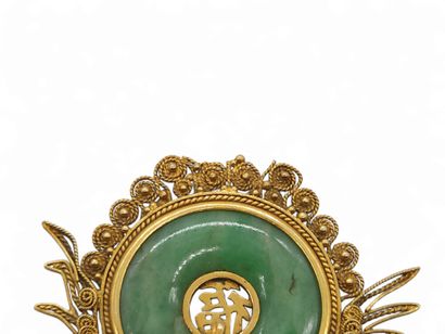 PENDENTIF en or jaune 750° ornée d'une plaque...