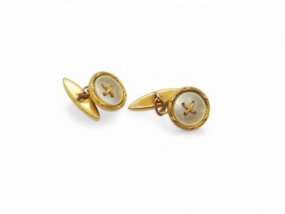 PAIRE de boutons de manchettes en or jaune...