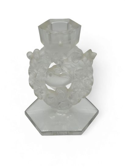 LALIQUE 
Bougeoir en verre blanc moulé préssé...