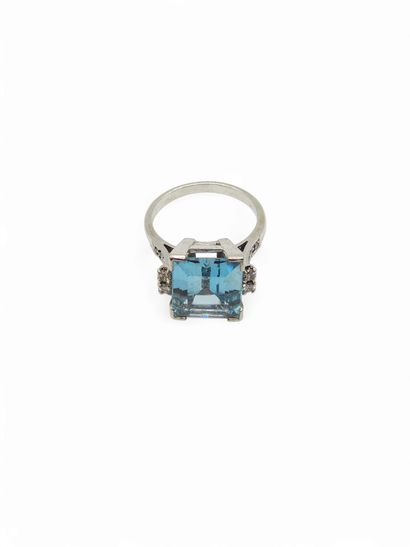BAGUE EN OR ET PLATINE ornée d'une aigue...