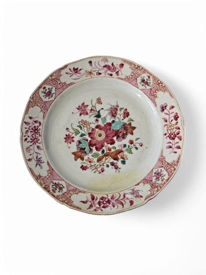 CHINE
Assiette en porcelaine à décor polychrome...