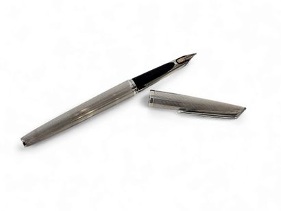 PARKER
Stylo à plume, corps en argent, bague...