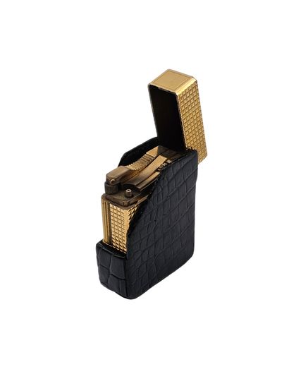 DUPONT 
Briquet en métal doré dans son étui...