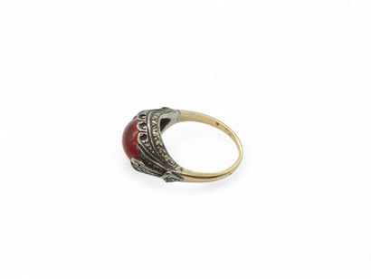 BAGUE en or et argent sertie d'un cabochon...