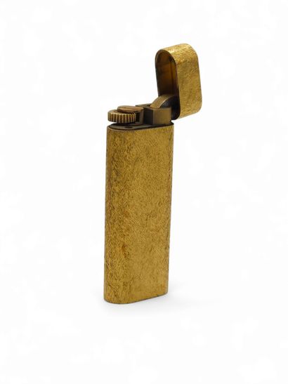 CARTIER
Briquet en métal doré 
Dans sa b...