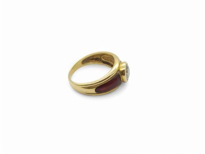 BAGUE en or jaune 750° et émail rouge ornée...