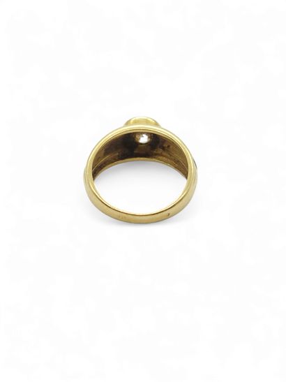 BAGUE en or jaune 750° et émail rouge ornée...