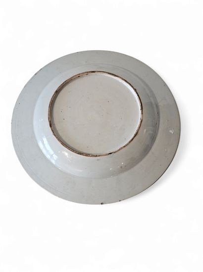 CHINE
Assiette en porcelaine à décor bleu,...