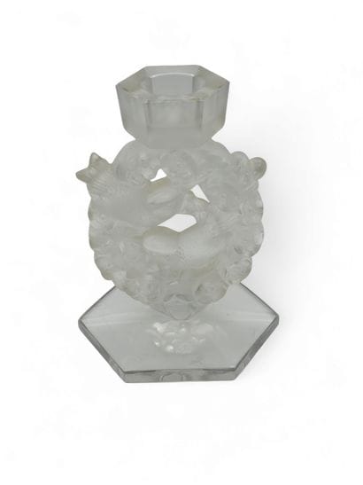 LALIQUE 
Bougeoir en verre blanc moulé préssé...