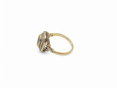 BAGUE en or deux tons 750° ornée d'un saphir...
