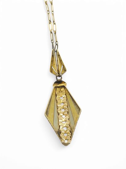 UNE CHAINE et un pendentif en or deux tons...