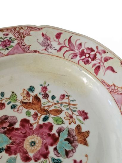 CHINE
Assiette en porcelaine à décor polychrome...