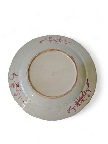 CHINE
Assiette en porcelaine à décor polychrome...