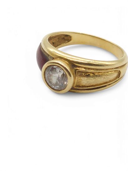 BAGUE en or jaune 750° et émail rouge ornée...