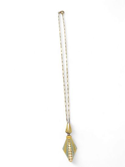 UNE CHAINE et un pendentif en or deux tons...