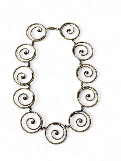 COLLIER en métal doré figurant des cercles...