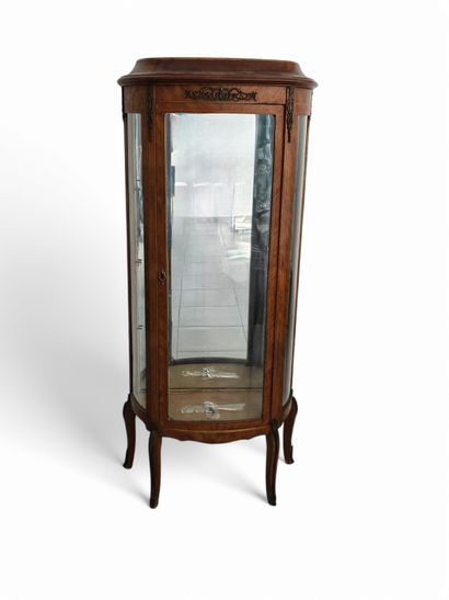 TRAVAIL XXème siècle
Vitrine galbée de style...