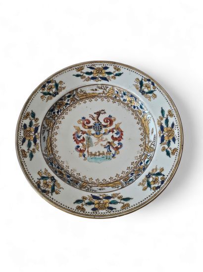 CHINE
Assiette en porcelaine à décor bleu,...