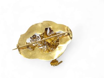 BROCHE en or jaune 750° ornée d'une pierre...
