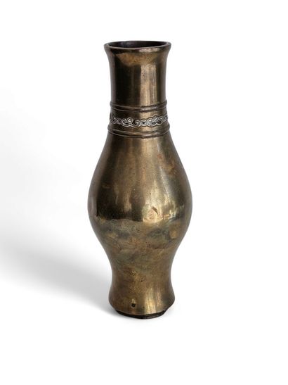 TRAVAIL ASIATIQUE Xxeme siècle
Vase en bronze...