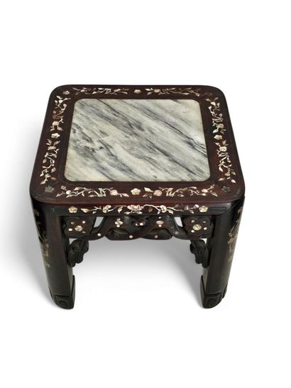 TABOURET rectangulaire en bois exotique sculpté...