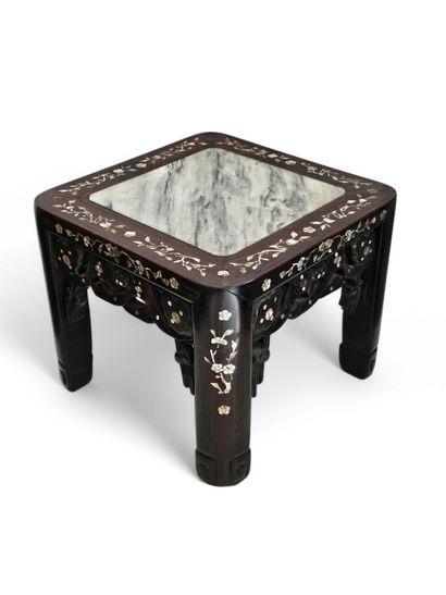 TABOURET rectangulaire en bois exotique sculpté...