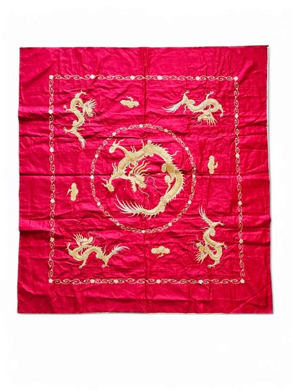 VIETNAM - Vers 1900
Panneau en soie rouge...