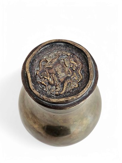 TRAVAIL ASIATIQUE Xxeme siècle
Vase en bronze...